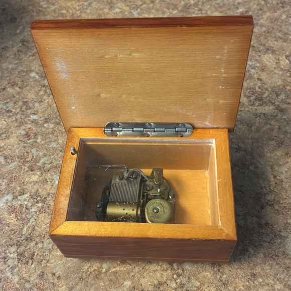 Music Box by Reuge. Made in Italy. - Picture 2 of 6